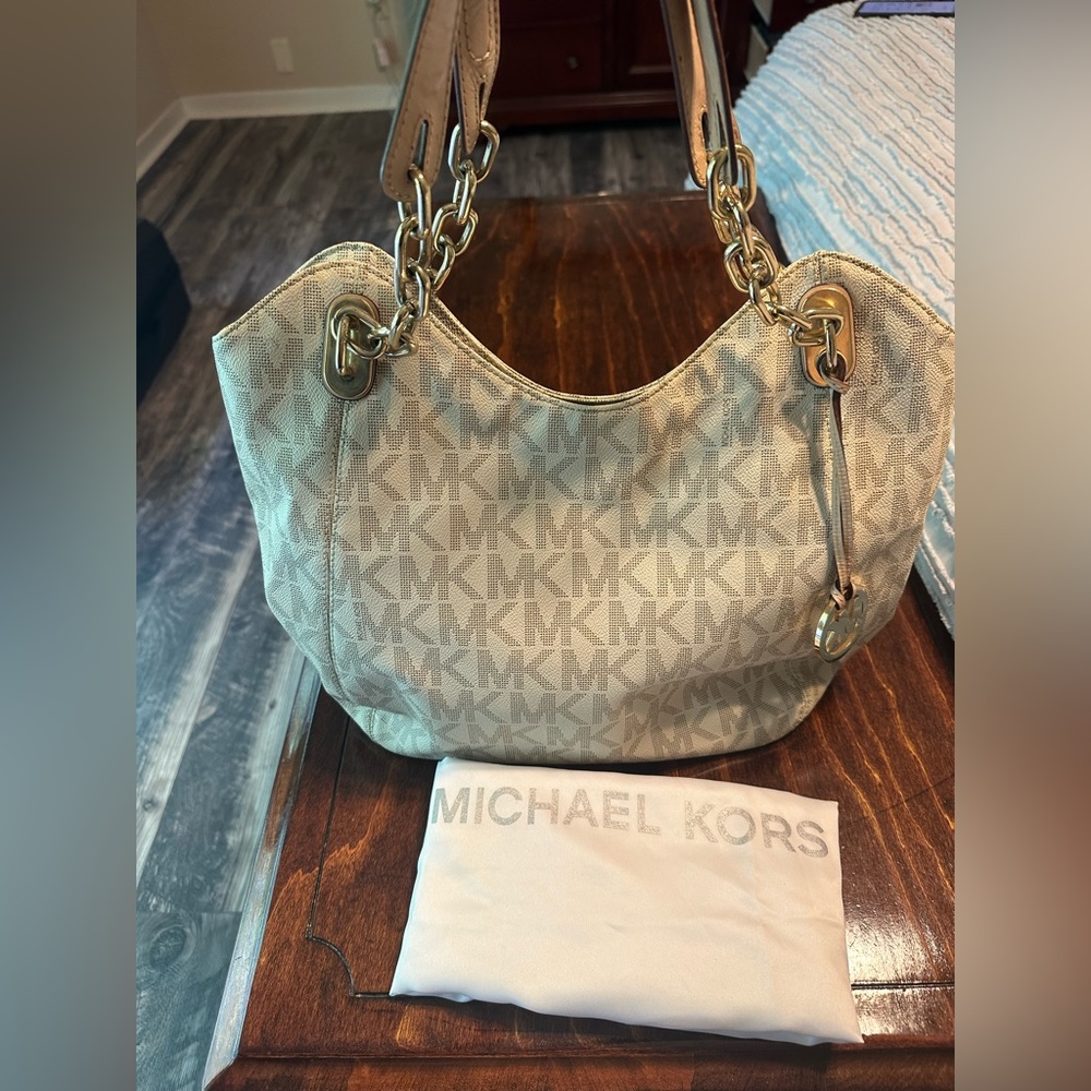 Like new Michael khors purse.
